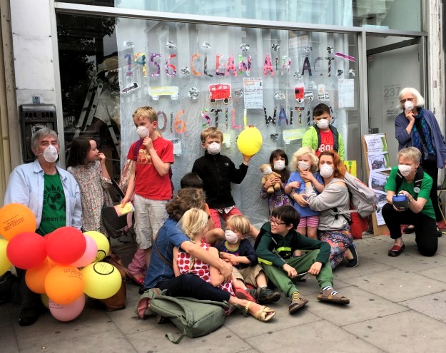 Residents and campaigners want clean air!